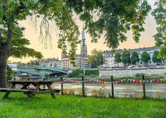 Apartment Seine-front In Stone House With Parking And Garden, Lacroix Island Rouen