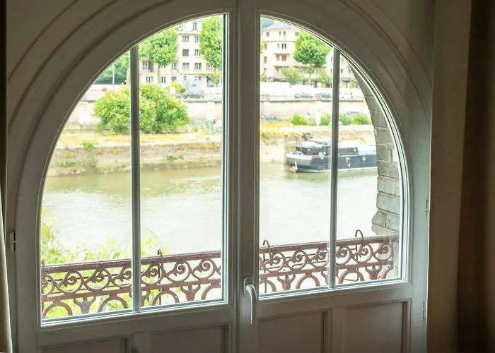 Apartment Seine-front In Stone House With Parking And Garden, Lacroix Island